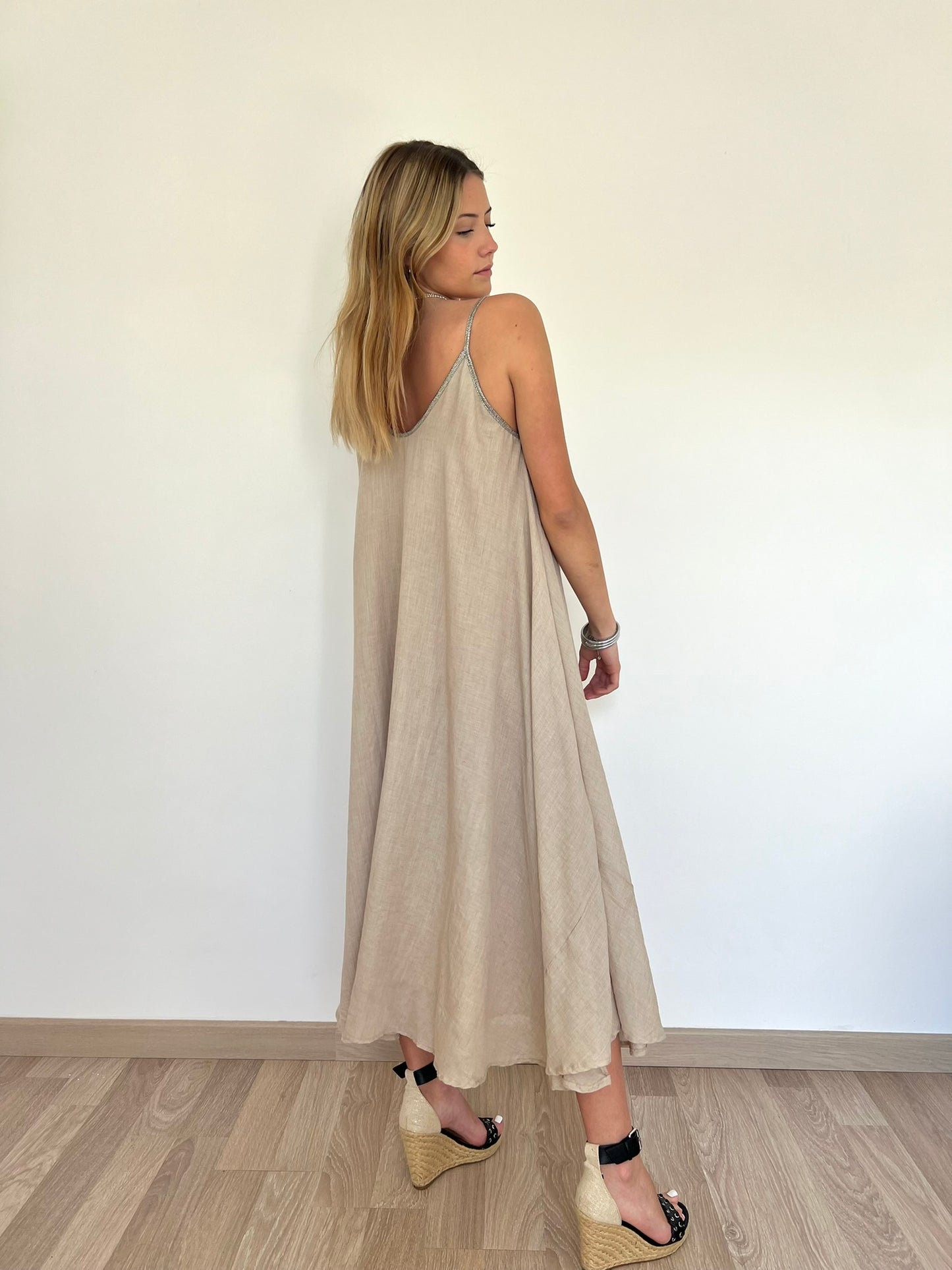 Robe longue à bretelles beige